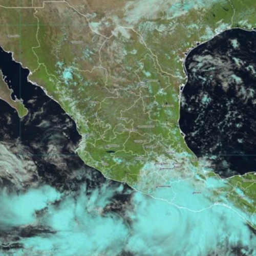 Huracán John. Cierran aeropuertos, playas y carreteras de Oaxaca; prevén impacto esta noche